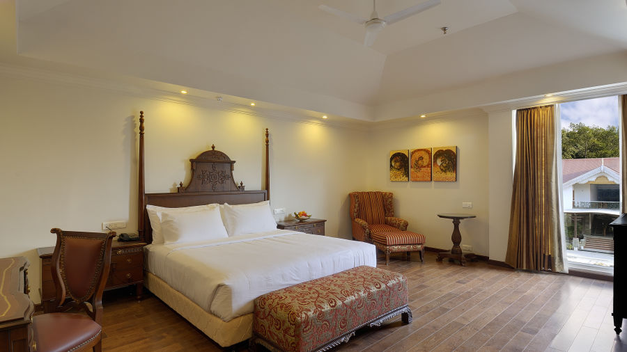 a king size bed - Mayfair Spa Resort & Casino Gangtok