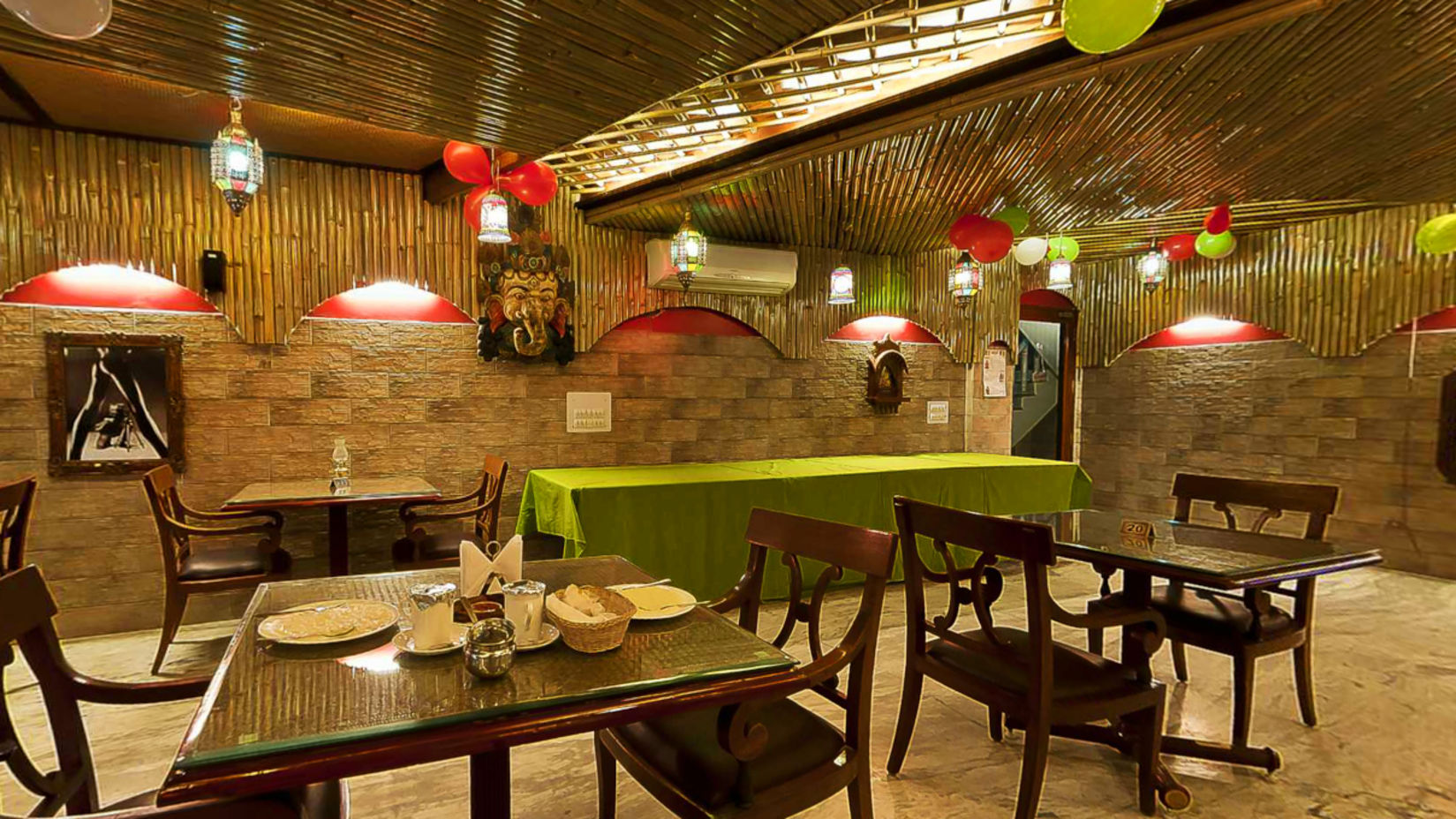 Hotel Hari Piorko New Delhi Indoor restaurant Hotel Hari Piorko Delhi 1