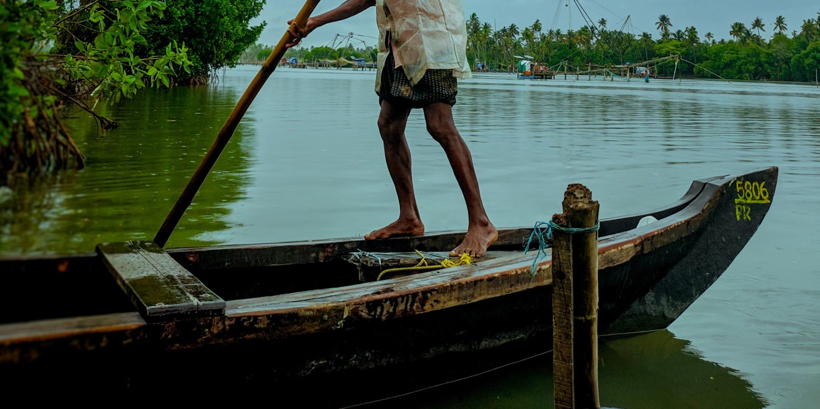 man rowing his boat in Kumarakom