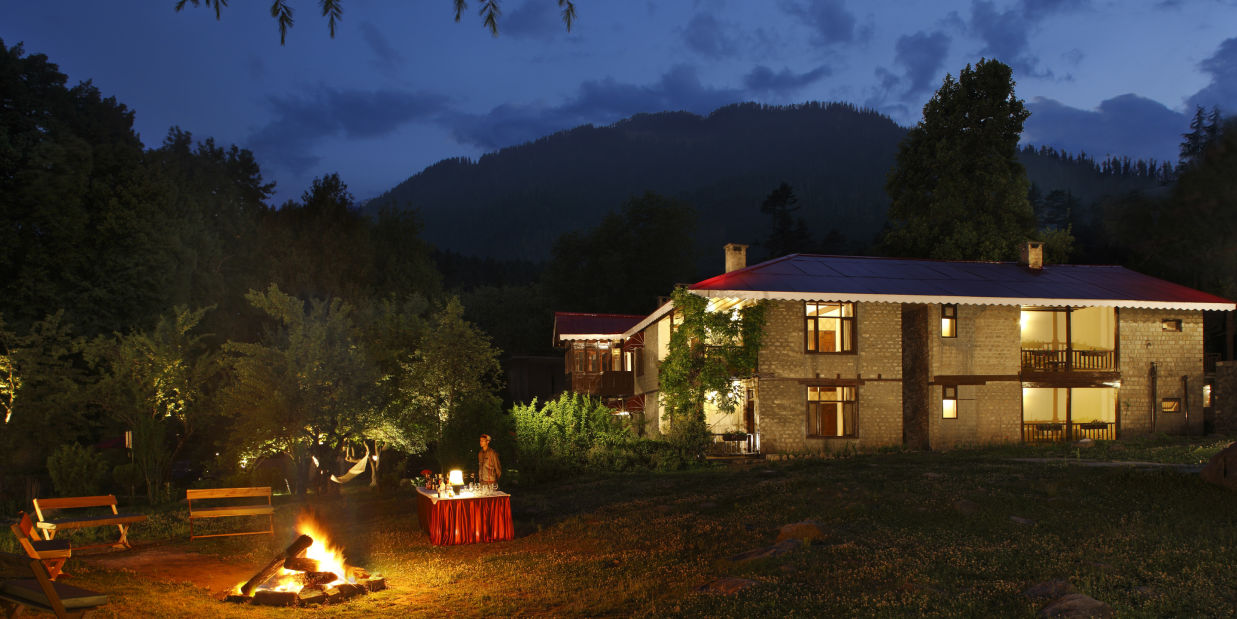 Image of bonfire with benches outside the property at Bedzzz Xclusiv Baikunth, Manali