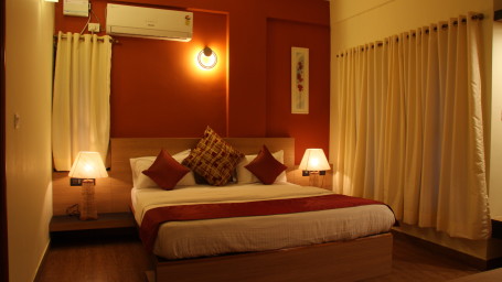 Hotel Arama Suites Bangalore bedroom aura suite 5 hotel arama suites bangalore