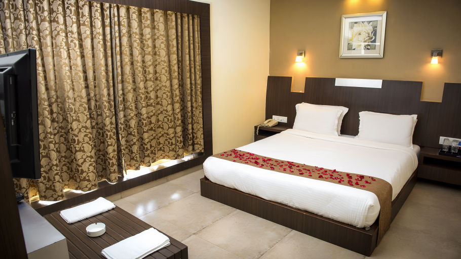 Adamo Resort Matheran - Royal suite bedroom