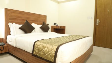 Deluxe King Room | Kyriad Hotel, Solapur