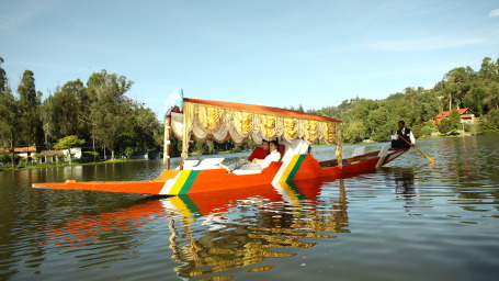 people on a boat on Kodai Lake 0938