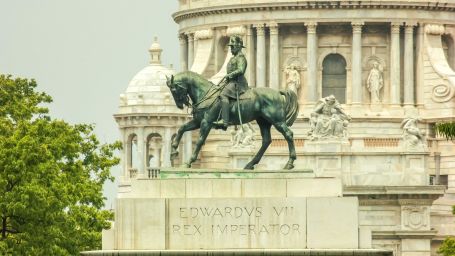 Edwards VII Rex Imperator Statue on the Background of the Victoria Memorial Building in Kolkata