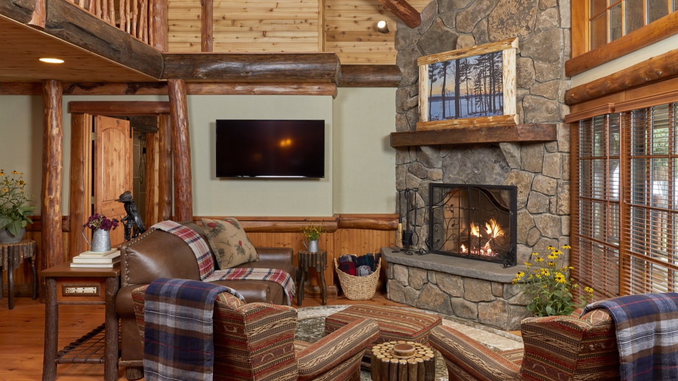 The sitting area of the Elk Retreat room overlooking the fireplace