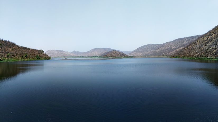 the majestic Siliserh Lake in alwar captured in all its during the day and it is one of the best alwar famous places to visit