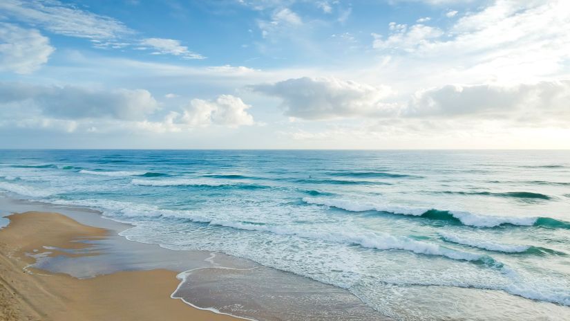 beach-under-blue-and-white-sky-1835718