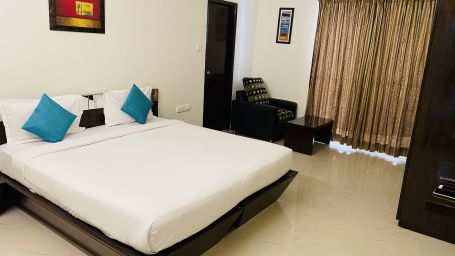 Deluxe Queen Room with Balcony