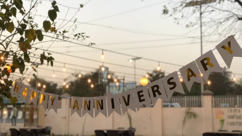 happy anniversary hanging on a line for an outdoor event