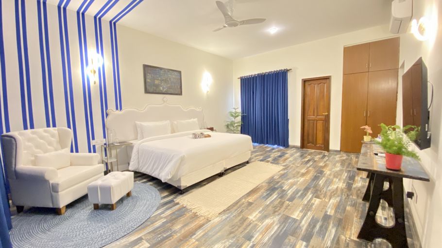 blue-themed bedroom in Villa 32 - 9