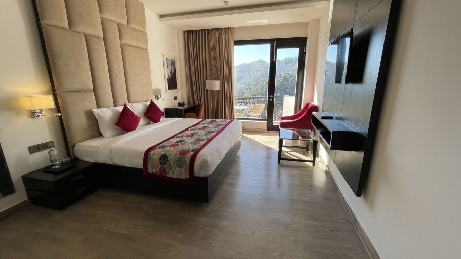 Rosetum Kasauli - deluxe room with bed and tv