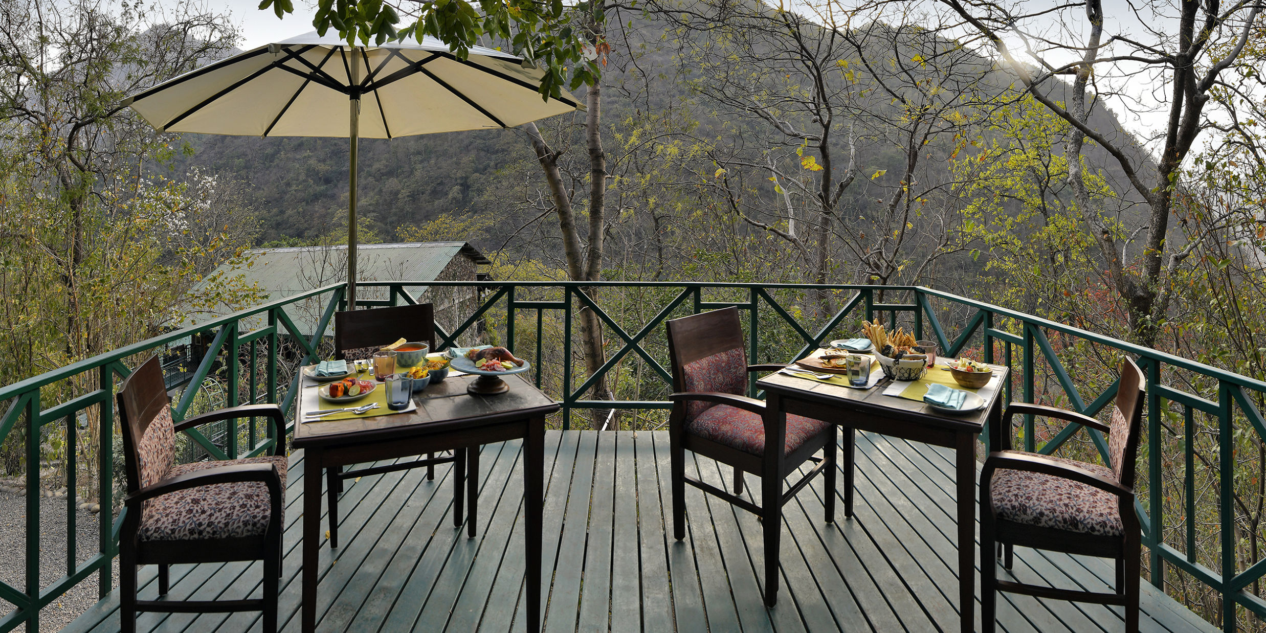 Outdoor breakfast arrangement near the Ganges