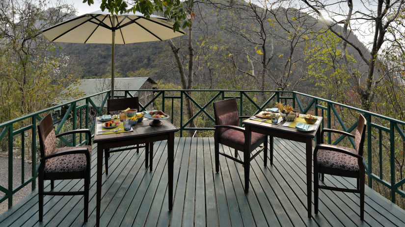 Outdoor breakfast arrangement near the Ganges