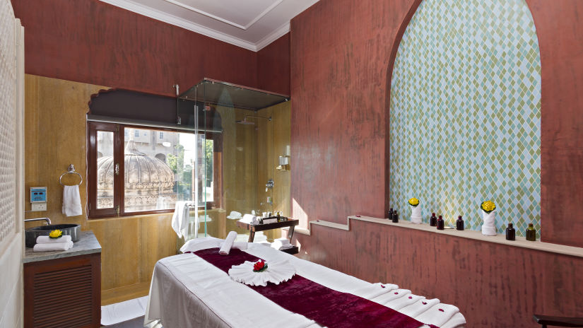 spa room with a bed and towels  - Hotel Castle Mandawar Jhunjunu