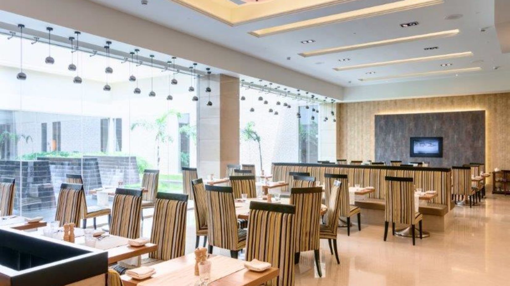 Courtyard Restaurant Balaji Sarovar Premiere Solapur-Rest