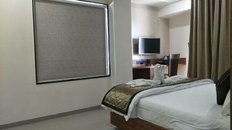 Premier room with a bed and TV | Kyriad Hotel, Solapur