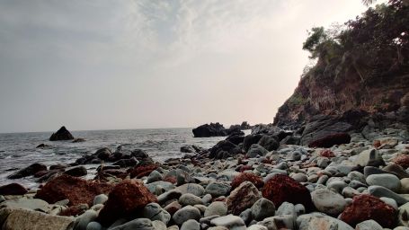 rocks in the foreground on the beach in South Goa with the arabian sea in the background