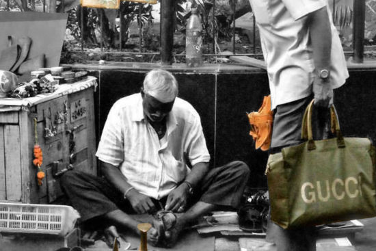 alt-text a cobbler fixing a shoe in mumbai
