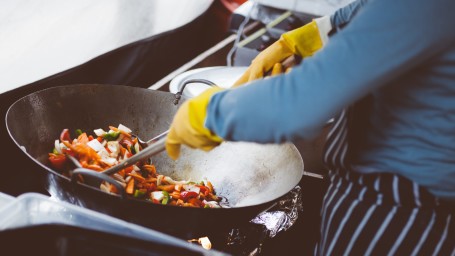 chef-close-up-cooking-175753