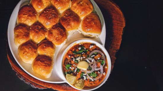 A platter of pav bhaji garnished with coriander