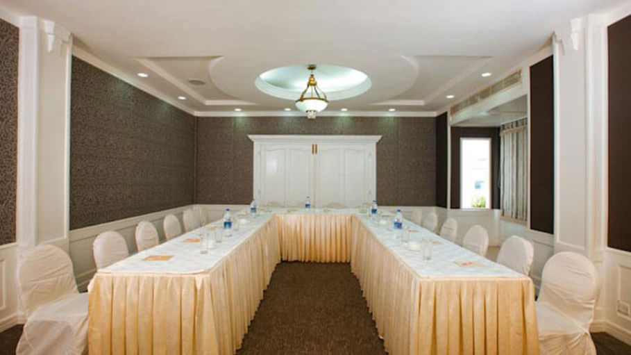 Conference-hall-3-star-hotel-in-Ernakulam