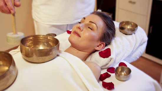 wellness-massage-sound-massage-singing-bowl-massage