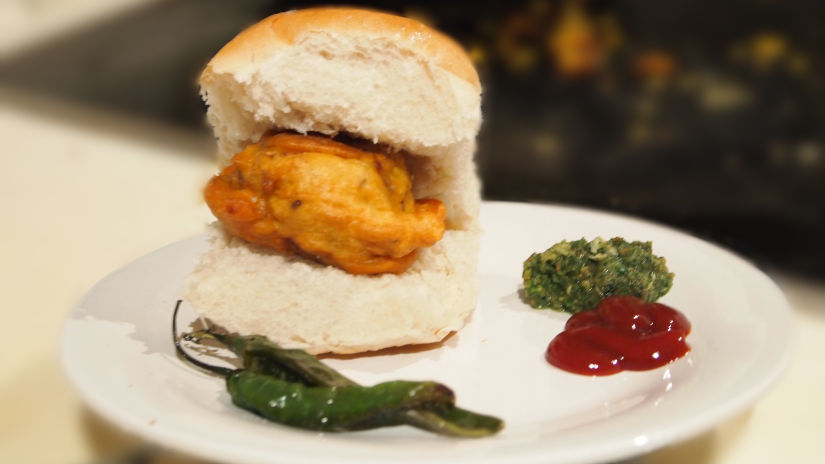 vada pav with chutney and green chilli