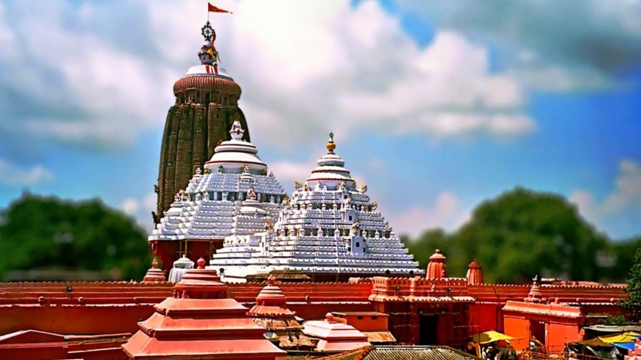 jagannath temple in Puri with huge architectural formations from ancient times