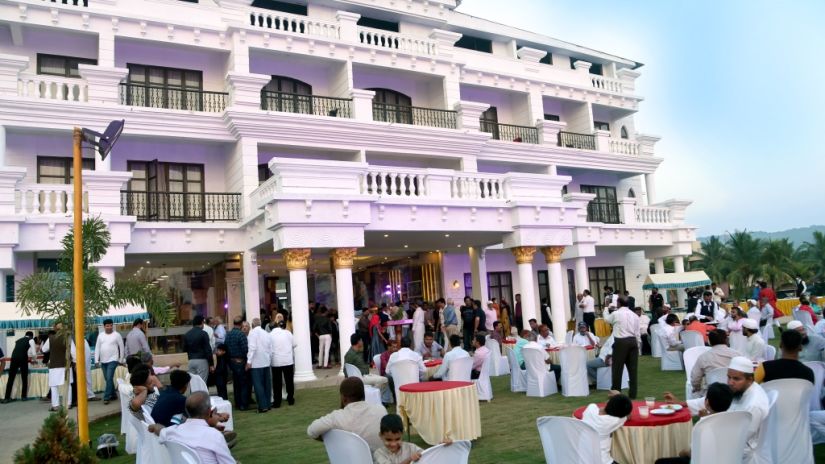 People gather in front of the hotel for an event - VITS ExcellenSea, Dapoli