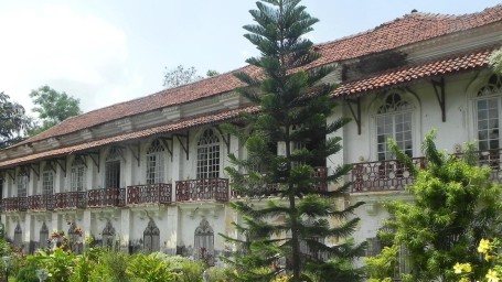 Green lawn of Menezes Braganca House in South Goa