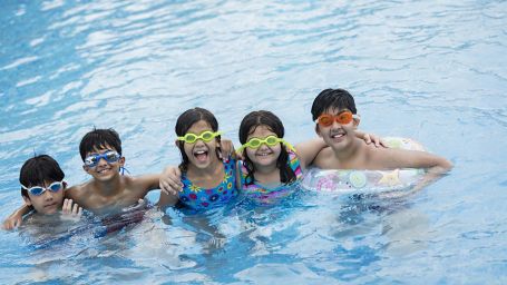 5 kids in a swimming pool