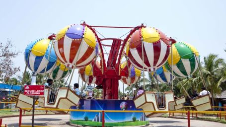 balloon shaped ride at MGM Dizzee World