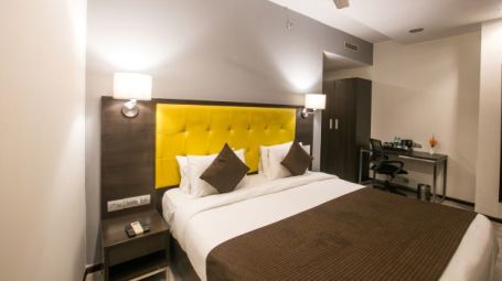 Deluxe Room with a double bed at Hotel Mumbai House, Airoli