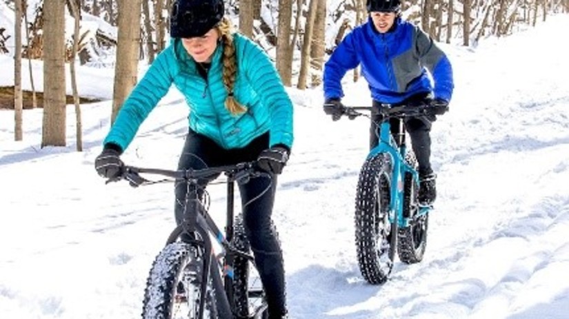 People cycling in the snow - Yo1