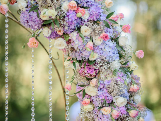 garland-blue-hydrangeas-pink-roses