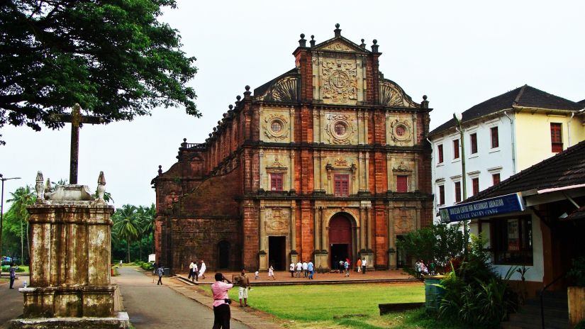 The facade of the Basilica of Bom Jesus with visitors standing around