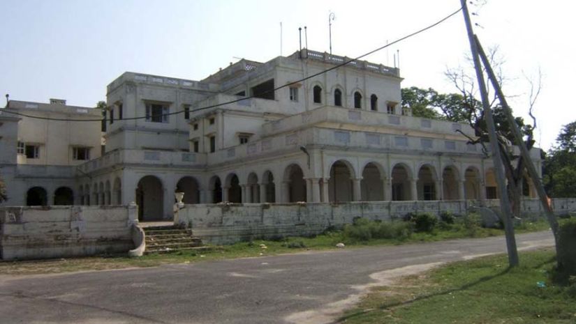 A beat up palace before restoration by Neemrana - The baradari palace