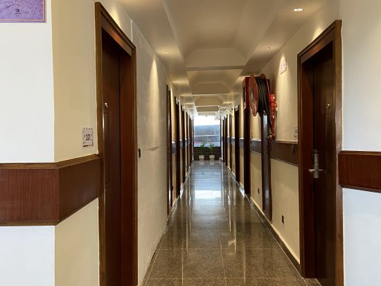 alt-text Click Hotel Katra Corridor 