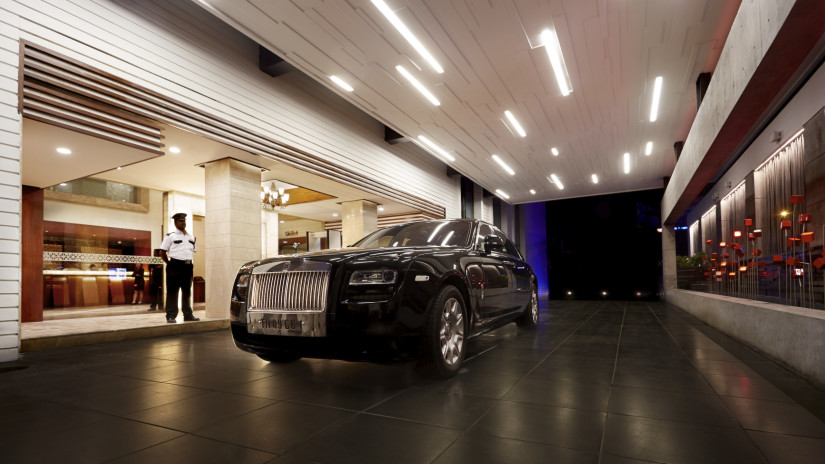 Car entering the driveway at Hablis Hotel, Chennai