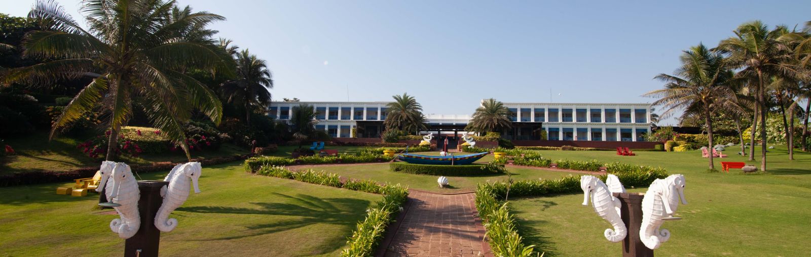 the lawn outside the resort - Mayfair Palm Beach Resort, Gopalpur-on-Sea 6