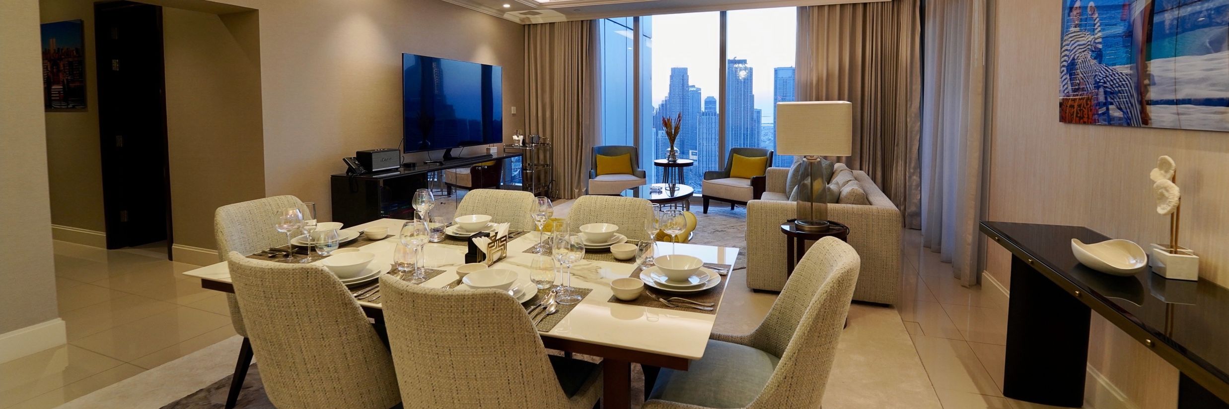 Address Fountain Views Residence Tower - the dining hall with a table and chairs of the apartment in Dubai