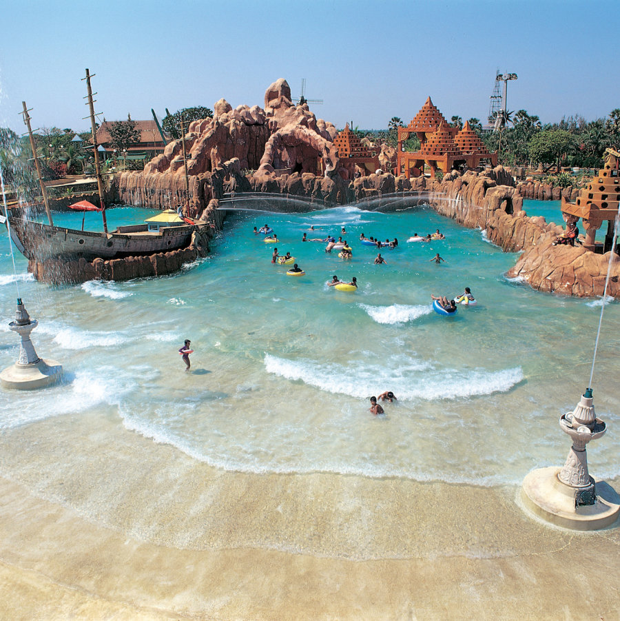 alt-text Water Kingdom - a  wide angle view of WETLANTI at our amusement park