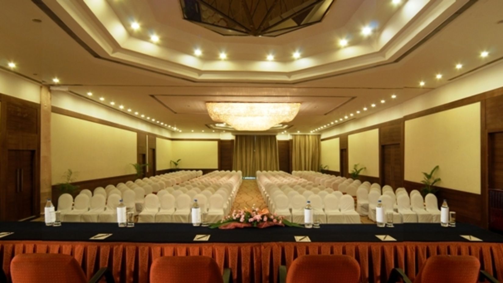 banquet hall with roundtable and theatre stle seating1