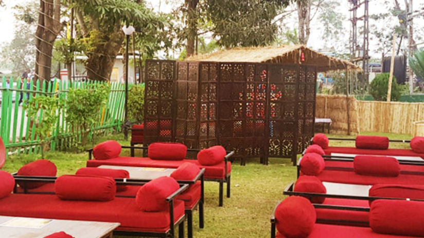 red seats on the lawn next to the children's area - VITS Kamats Resort, Silvassa