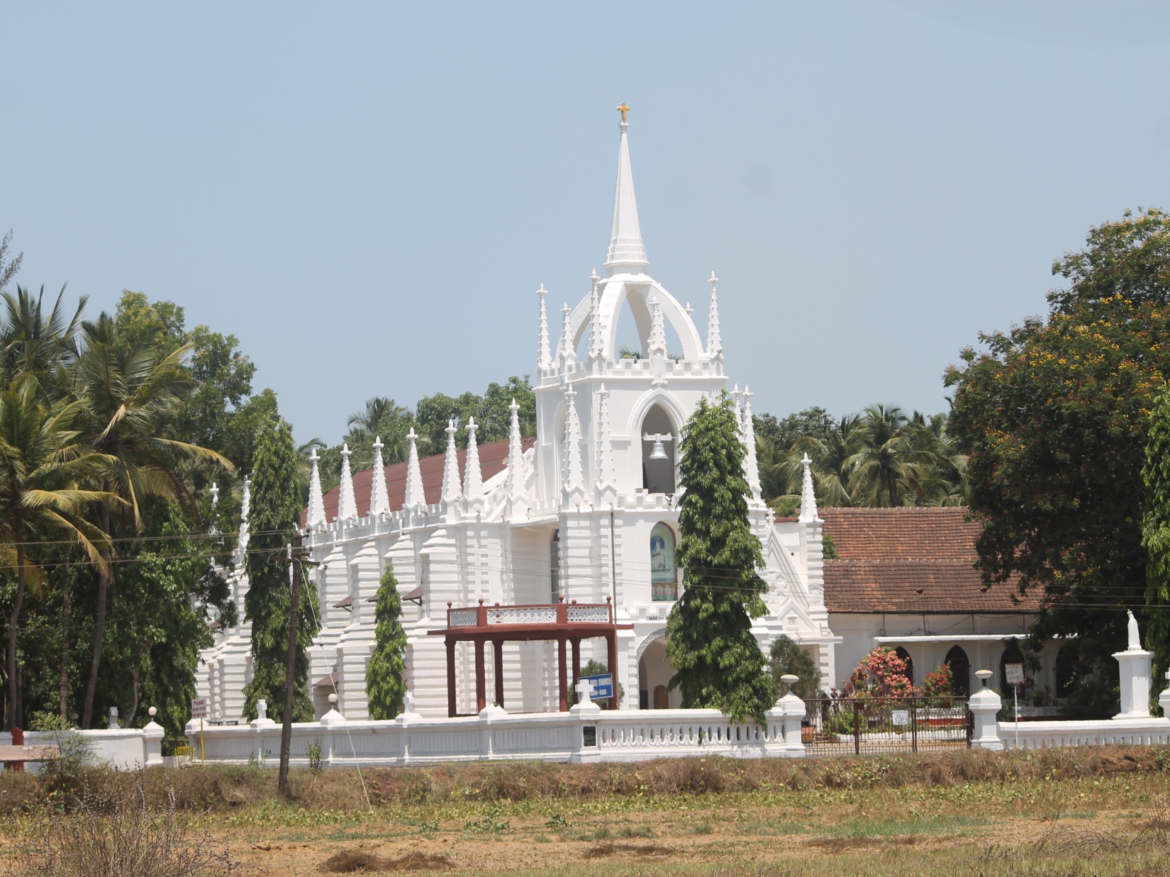 the facade of Mae de Deus