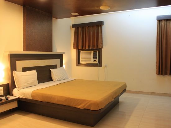 Hotel Vaikunth By Adamo - the bed offered by the Regency Room in Nathdwara