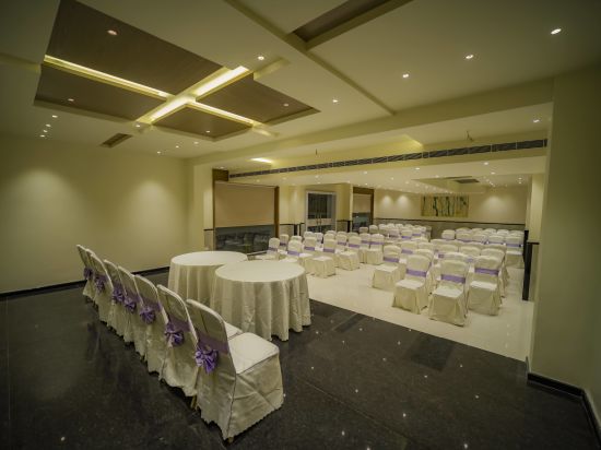 alt-text A picture of a spacious banquet hall in Ilkal