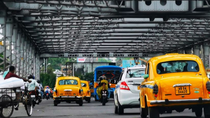 vehicles moving on the howrah bridge