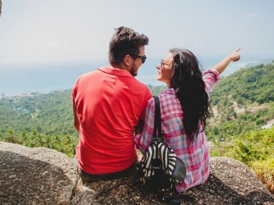 alt-text Young Happy Couples travelling around world